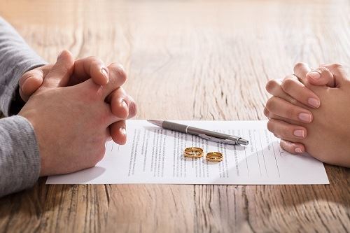 two people getting a collaborative divorce